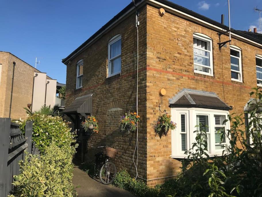 Stylish New Listing! Free Parking, Trendy Location Apartamento Londres Exterior foto